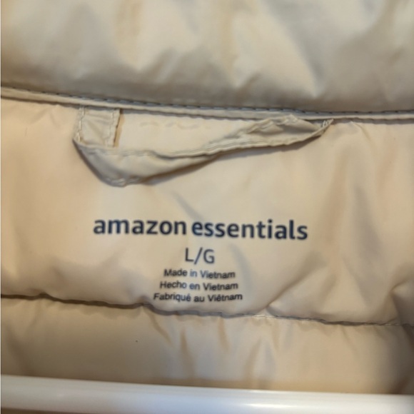 Amazon Essentials | Women's Puffer Vest | Beige | Large - Picture 4 of 6